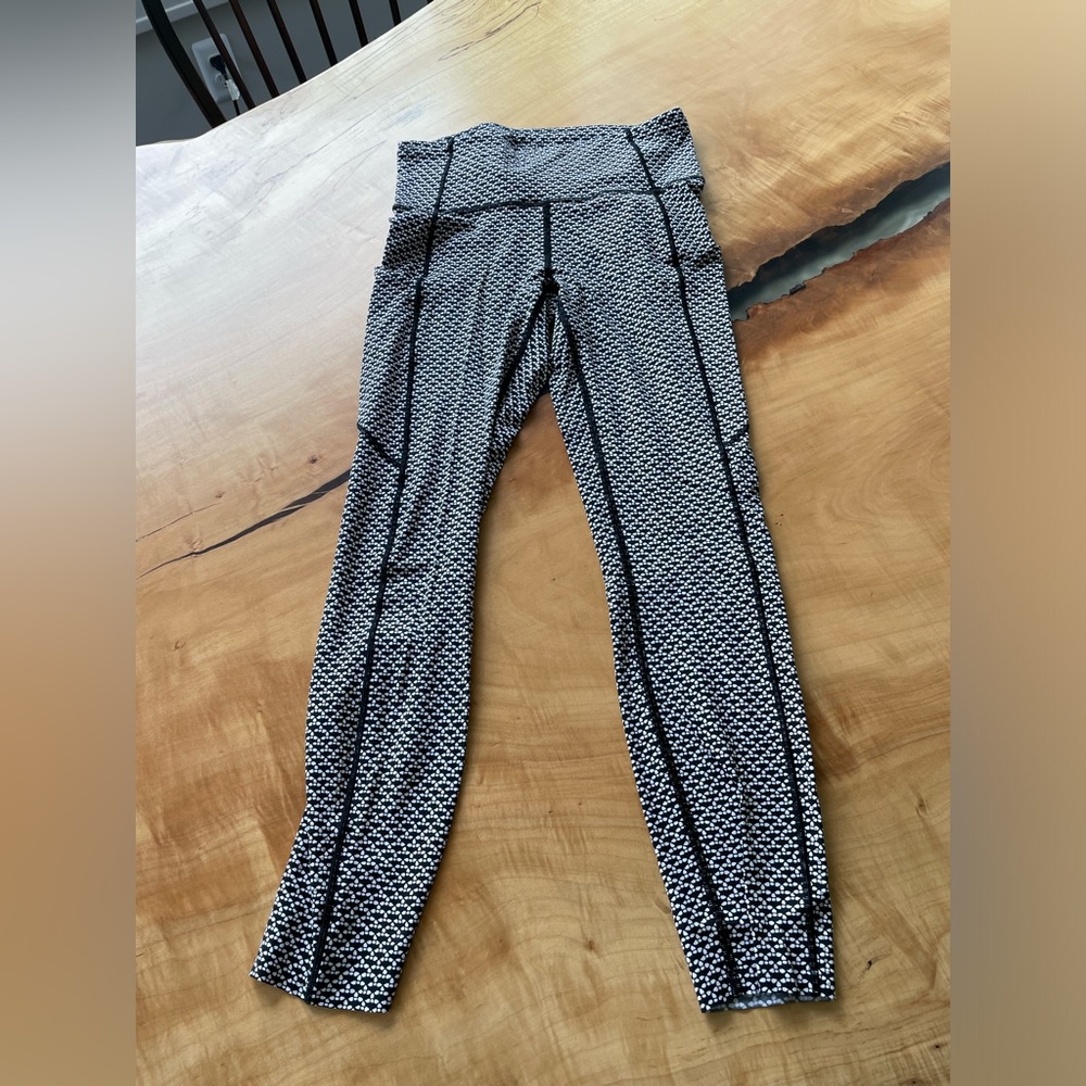 FINAL DISCOUNT Lululemon In Movement Tight 7/8, Size 6, Everlux 25”